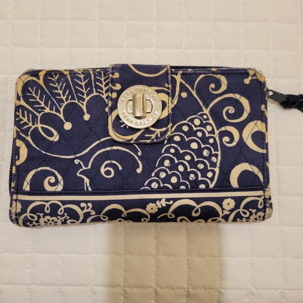 Vera Bradley Navy White Twirly Birds Floral Paisley Quilted Turnlock Wallet Fair